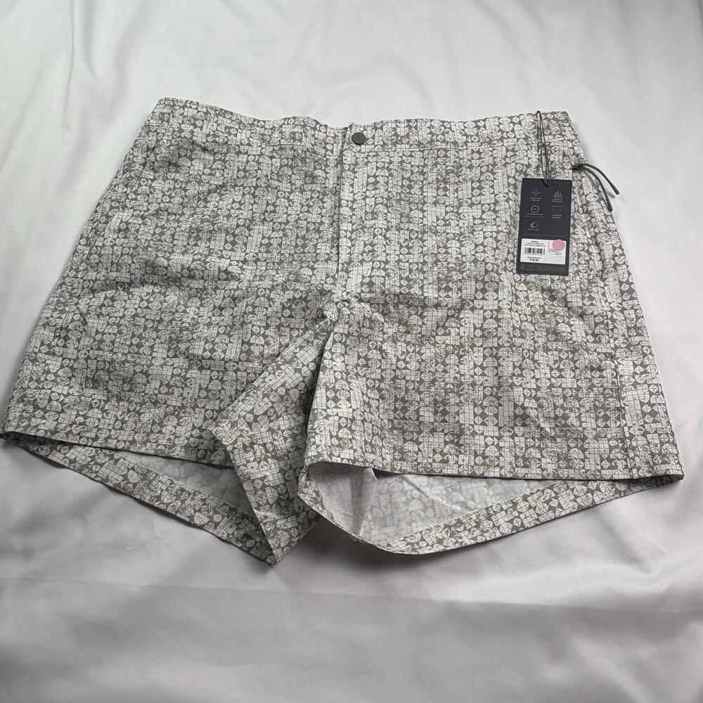 VRST Men's 5 Resort Short Print White/Silver Stamped Size XL  New (Item 165)